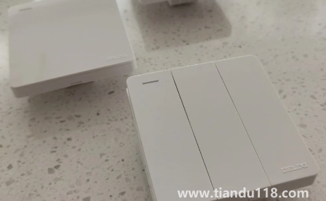 德力西開關(guān)插座和公牛的哪個(gè)好3