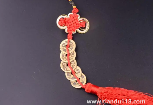 兩家門對(duì)門五帝錢掛在哪里最好(招財(cái)五帝錢什么時(shí)候掛最好)(圖2) 兩家門對(duì)門五帝錢掛在哪里最好2