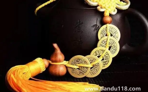 兩家門對(duì)門五帝錢掛在哪里最好(招財(cái)五帝錢什么時(shí)候掛最好)(圖1) 兩家門對(duì)門五帝錢掛在哪里最好1