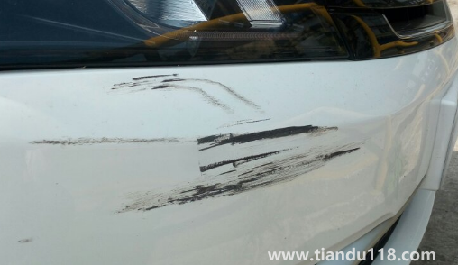 保險杠刮蹭漏出塑料修一下多少錢（保險杠刮蹭漏出塑料怎么修復）