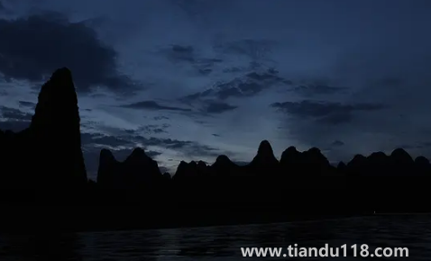 2012年天突然黑了一下是真是假（2012世界末日發(fā)生過(guò)了嗎）