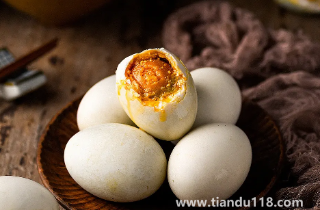 咸鴨蛋搭配什么東西好吃又營養(yǎng)（咸鴨蛋不能和什么一起吃）