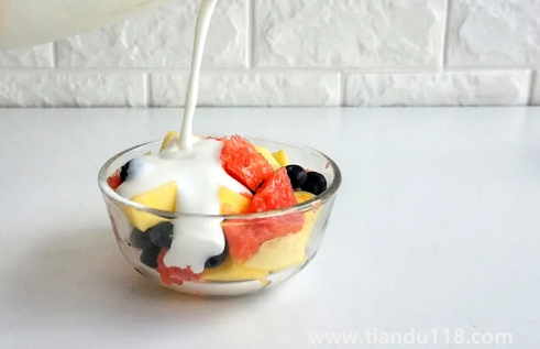 水果撈是用酸奶還是沙拉醬（水果撈的做法）