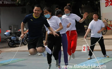 瑜伽球是有氧還是無(wú)氧(瑜伽球怎么用)(圖1) 瑜伽球是有氧還是無(wú)氧1