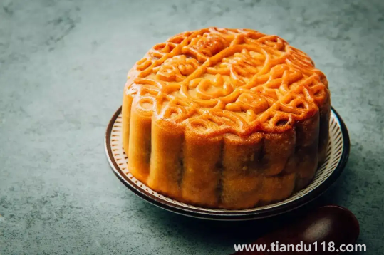 月餅帶上飛機(jī)需要托運(yùn)嗎（吃月餅的注意事項(xiàng)）