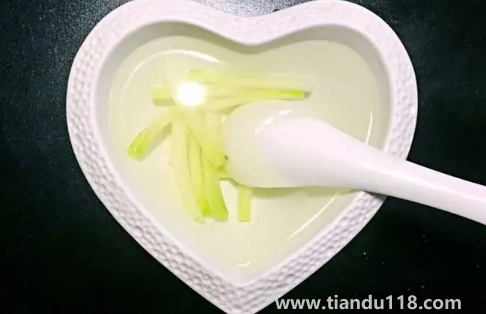 蔥白煮水喝有什么功效和作用2