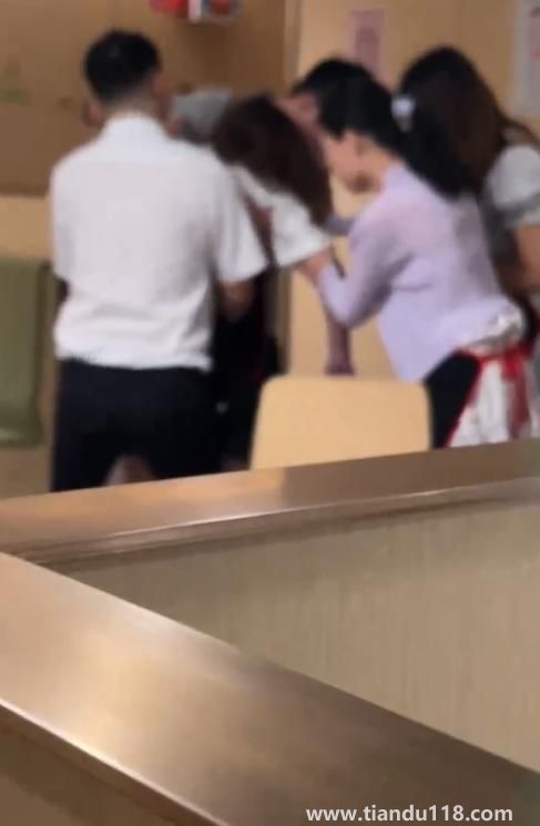 女顧客被毛肚噎死?海底撈回應(yīng) 該門店已暫停營(yíng)業(yè)(圖2)