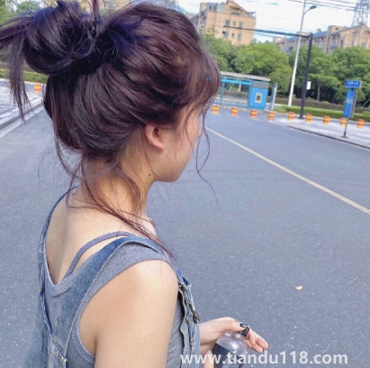 黑紫色和黑加侖紫是一個(gè)顏色嗎1