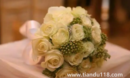 男方娶親當天手捧花必須要準備嗎1