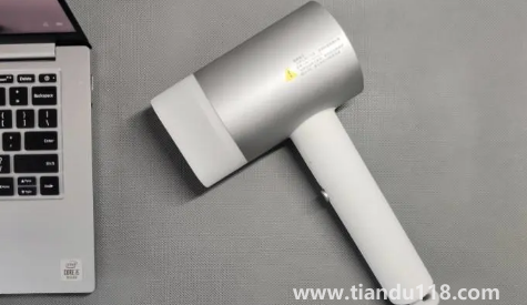 用吹風(fēng)機吹鞋子會變黃嗎3