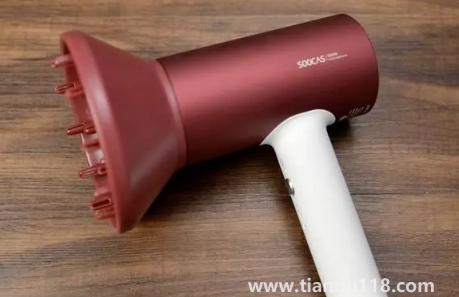 吹風(fēng)機(jī)是藍(lán)光的好還是負(fù)離子的好（吹風(fēng)機(jī)怎么選不傷頭發(fā)）