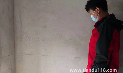 房子在驗收后發(fā)現(xiàn)墻面空鼓誰負責3