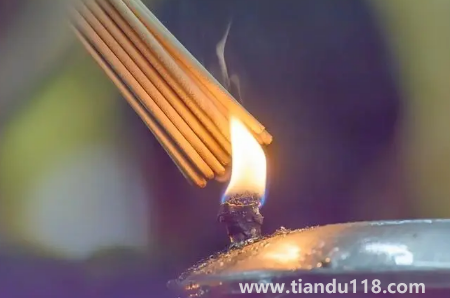 給灶王爺上香每月的初一十五嗎1