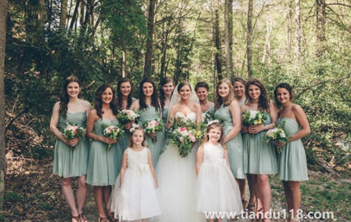 伴娘服是租好還是買好（伴娘服一般都穿什么鞋子合適）