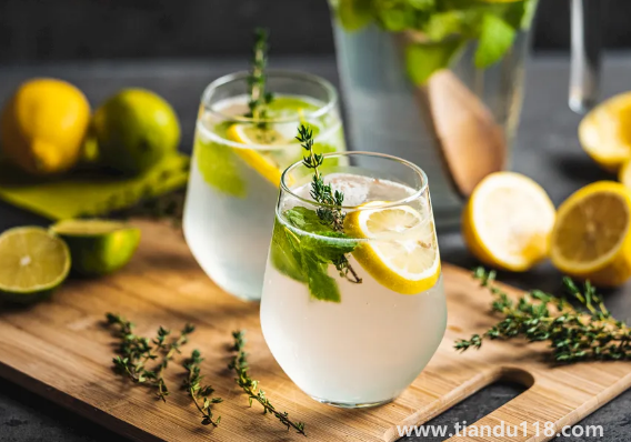 發(fā)燒喝檸檬水有用嗎（發(fā)燒喝什么水好）