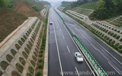 2023年春節(jié)從北京回老家什么時候上高速人少些（春節(jié)高速為什么堵車可以堵一天一夜）