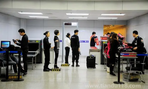 飛機(jī)安檢要不要脫外套（坐飛機(jī)安檢哪些東西要拿出來）